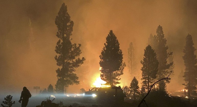 Fogo obrigou pessoas a deixarem suas casas no Oregon, EUA