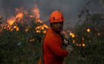 Calor no inverno do Hemisfério Sul: o inverno nessa área foi excepcionalmente ameno. O inverno australiano foi o mais quente já registrado, com temperatura média de 16,75ºC entre junho e agosto. Na foto, um bombeiro tenta apagar as chamas em Iranduba, na região metropolitana de Manaus, no Amazonas