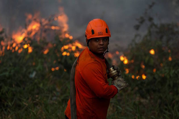 Calor no inverno do Hemisfério Sul: o inverno nessa área foi excepcionalmente ameno. O inverno australiano foi o mais quente já registrado, com temperatura média de 16,75ºC entre junho e agosto. Na foto, um bombeiro tenta apagar as chamas em Iranduba, na região metropolitana de Manaus, no Amazonas