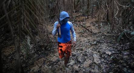 Integrante da União dos Povos Indígenas do Vale do Javari busca pistas para encontrar Dom Phillips e Bruno Pereira, em 13 de junho de 2022