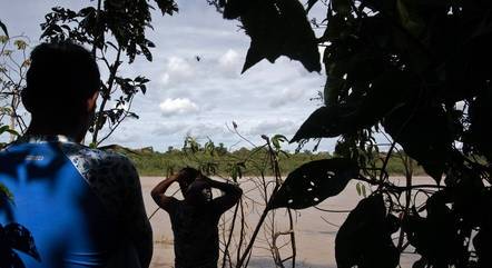 Membros da União dos Povos Indígenas do Vale do Javari (UNIVAJA) buscam pistas para encontrar Dom Phillips e Bruno Pereira, em 13 de junho de 2022 