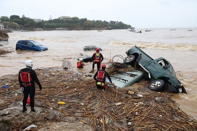GREECE-WEATHER-FLOOD
Rescues work to try retrieve vehicles pushed by flood waters into the sea along the beach of the popular resort of Agia Pelagia, on the southern Greek island of Crete, following flash floods on October 15, 2022. A man was found dead and two others are missing following the flash flood.
AFP