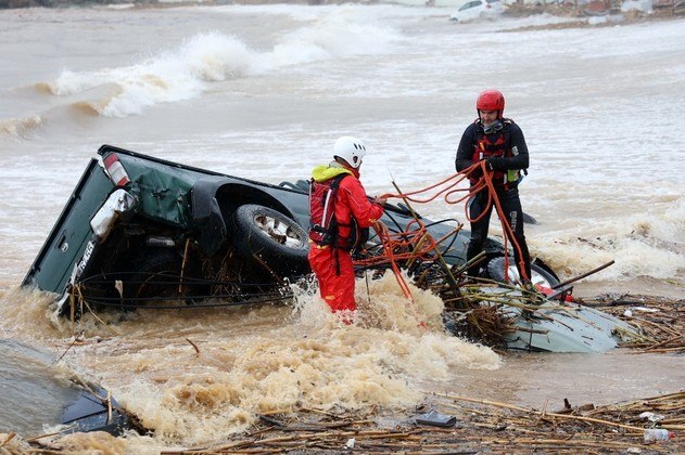 GREECE-WEATHER-FLOOD
Rescue workers try to retrieve a vehicle pushed by flood waters into the sea along the beach of the popular resort of Agia Pelagia, on the southern Greek island of Crete, following flash floods on October 15, 2022. A man was found dead and two others are missing following the flash flood.
AFP