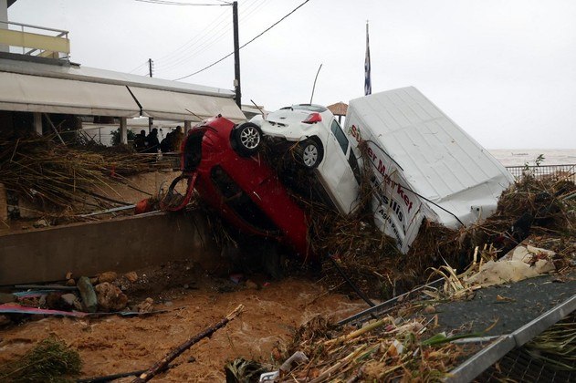 GREECE-WEATHER-FLOOD
Cars are carried away by floods at the beach of the popular resort of Agia Pelagia, on the southern Greek island of Crete, following flash floods on October 15, 2022.
Costas METAXAKIS / AFP