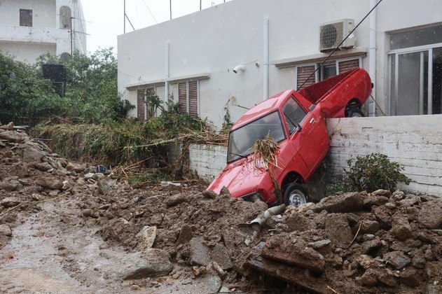 GREECE-WEATHER-FLOOD
A pick-up truck hangs off a wall following floods in the village of Agia Pelagia on the southern Greek island of Crete, following flash flood on October 15, 2022.
Costas METAXAKIS / AFP