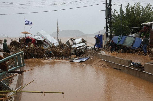 GREECE-WEATHER-FLOOD
Firemen and residents look at the damage in the village of Agia Pelagia on the southern Greek island of Crete, following flash flood on October 15, 2022.
Costas METAXAKIS / AFP