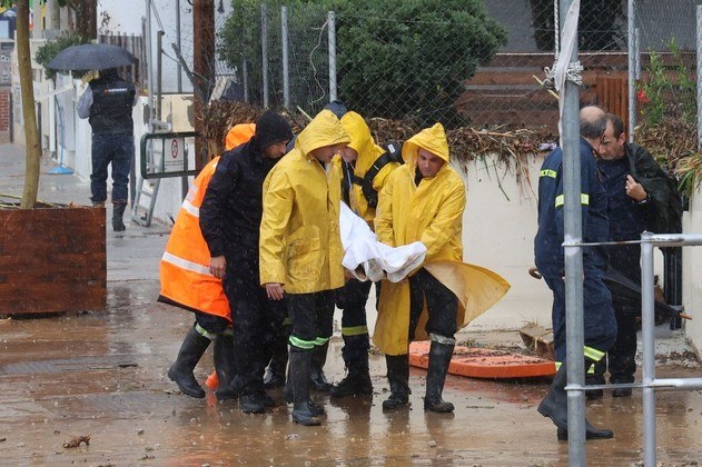 GREECE-WEATHER-FLOOD
Rescuers carry the body of a man in the village of Agia Pelagia on the southern Greek island of Crete, following flash flood on October 15, 2022.
Costas METAXAKIS / AFP