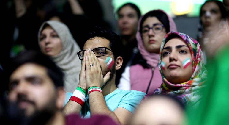 Em Teerã, capital do Irã, torcedores assistem ao jogo da seleção nacional contra os EUA
