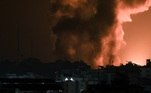 Fogo e fumaça sobem de um prédio durante um ataque aéreo israelense na cidade de Gaza, no início de 8 de outubro