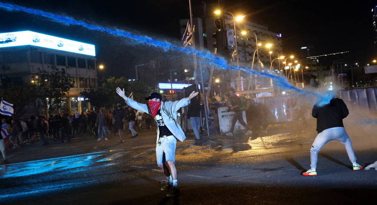 Israel enfrenta protestos maciços e violentos contrários à reforma do Judiciário
