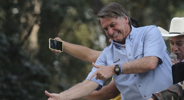 O presidente Jair Bolsonaro defendeu novamente o armamento da população