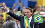 Em Brasília, o presidente Bolsonaro acena para o público. A Presidência da República estimou o público em mais de 1 milhão de pessoas na Esplanada dos Ministérios
