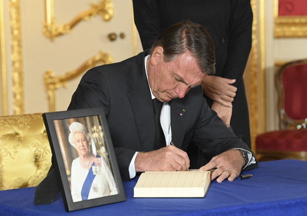 Presidente Jair Bolsonaro assina livro de condolências de Elizabeth 2ª
