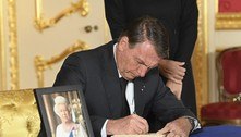 Em Londres, Bolsonaro assina livro de condolências para a rainha Elizabeth 2ª