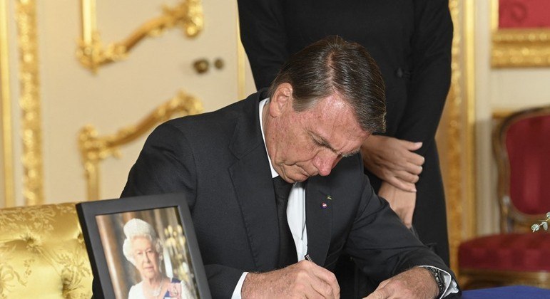 Presidente Jair Bolsonaro assina livro de condolências da rainha Elizabeth 2ª em Londres
