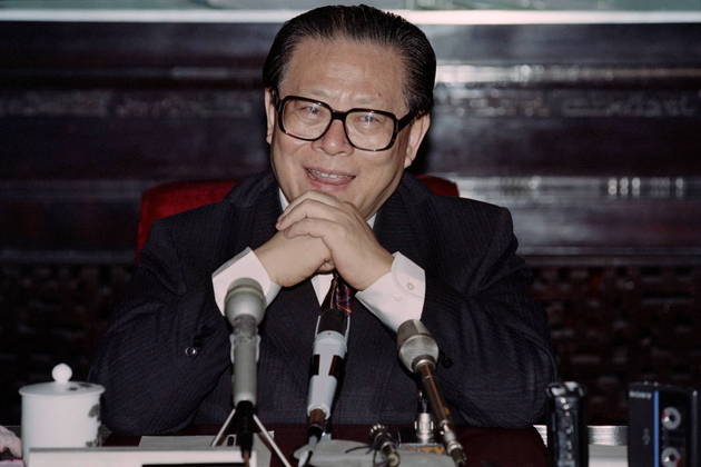 9. Jiang ZeminO ex-líder chinês Jiang Zemin, que comandou a transformação da China do fim dos anos 1980 até o início do século 21, morreu em 30 de novembro, aos 96 anos, de leucemia e falência múltipla dos órgãos. Jiang assumiu o poder após a repressão da praça Tiananmen (Paz Celestial), quando, em 1989, um grupo lutava pela democracia, e levou o país de maior população do mundo a emergir como uma potência global