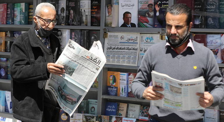 Cidadãos tentam se informar sobre a onda de prisões que assola a Jordânia