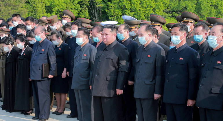 Kim Jong-un, ditador da Coreia do Norte, durante evento público no domingo (22)