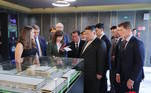 Impressionado com a maquete, Kim demonstrou entusiasmo com as instalações da fábrica no extremo leste russo. A viagem de Kim foi feita em um trem blindado em um percurso de mais de 2.000 km entre a capital, Pyongyang, e o cosmódromo de Vostochny, onde houve o encontro com Putin