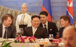 Nesta imagem, feita no domingo, Kim Jong-un bate papo com o ministro de Recursos Naturais e Meio Ambiente Alexander Kozlov (à esq.), e o governador da região de Primorsky, Oleg Kozhemyako (à dir.), durante um banquete organizado em Vladivostok