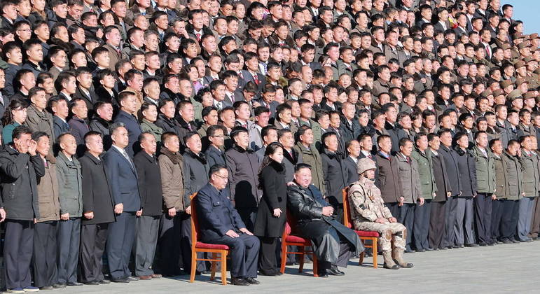 Kim Jong-un promoveu mais de cem cientistas e funcionários por criarem 'míssil-monstro'
