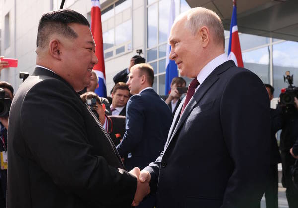 O presidente russo, Vladimir Putin, e o ditador da Coreia do Norte tiveram diversos encontros ao longo dos dias da visita. Analistas acreditam que Moscou buscava a aproximação para comprar munições norte-coreanas para utilizar na guerra contra a Ucrânia, enquanto Kim teria interesse na tecnologia de satélites da Rússia