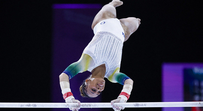 Competir nas barras assimétricas é tão comum para Lorrane Oliveira que a ginasta até sorriu durante a disputa no aparelho. Na final, ela não teve erros e fez uma saída cravada, obtendo 13.166 de nota