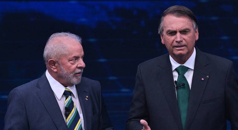 Lula e Bolsonaro durante debate na televisão