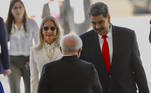 Brazilian President Luiz Inacio Lula da Silva (C) greets Venezuela's President Nicolas Maduro (R) and First Lady Cilia Flores during a welcome ceremony at Planalto Palace in Brasilia on May 29, 2023. The President of Brazil, Luiz Inácio Lula da Silva, meets this Monday in Brasilia with his Venezuelan counterpart, Nicolás Maduro, who traveled to the Brazilian capital to participate in a 'retreat' on Tuesday together with the other South American leaders.