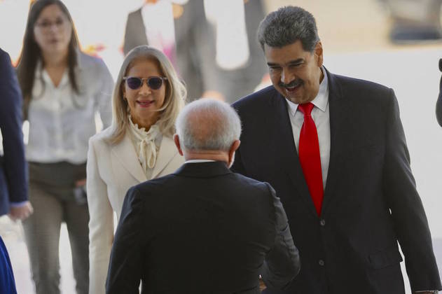 Brazilian President Luiz Inacio Lula da Silva (C) greets Venezuela's President Nicolas Maduro (R) and First Lady Cilia Flores during a welcome ceremony at Planalto Palace in Brasilia on May 29, 2023. The President of Brazil, Luiz Inácio Lula da Silva, meets this Monday in Brasilia with his Venezuelan counterpart, Nicolás Maduro, who traveled to the Brazilian capital to participate in a "retreat" on Tuesday together with the other South American leaders.