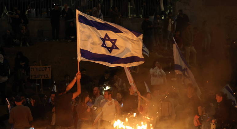 Manifestações encheram as ruas da capital Tel Aviv entre a noite de domingo e a manhã de segunda