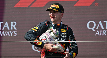 Rindo, Verstappen carregou os pedaços do troféu do GP da Hungria
