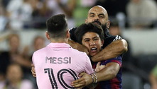 Segurança de Messi 'invade' campo para evitar que torcedor abrace camisa 10