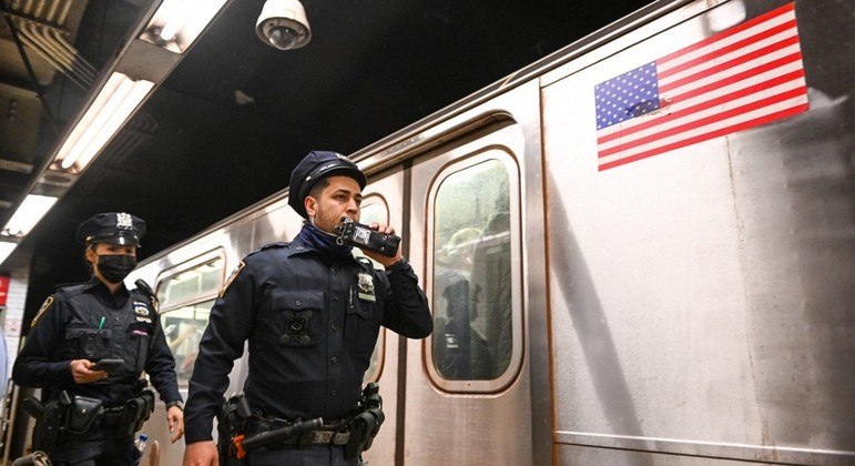 Polícia de Nova York identificou homem que atirou no metrô minutos depois de ataque