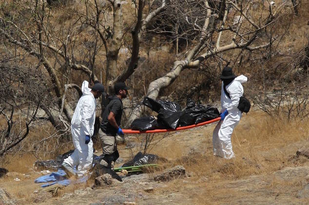 A nota acrescenta, no entanto, que apenas os resultados do Instituto Estatal de Ciências Forenses confirmarão o número de corpos e a suas identidades. A informação foi repassada aos parentes dos desaparecidos, seis homens e duas mulheres, todos com idade por volta de 30 anos