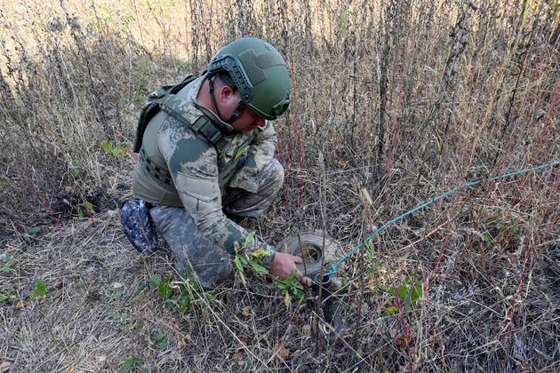 A região de Kharkiv também está liberada do domínio das tropas de Putin e cheia de minas terrestres. Há poucas equipes de desativação disponíveis, e os equipamentos são precários e poucos