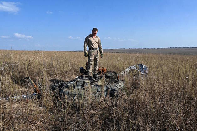 Agora sem o domínio da Rússia, a região de Kherson está abarrotada de minas terrestres, o que põe em risco a vida dos fazendeiros que tentam trabalhar a terra