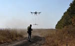 Nas buscas são usados drones com sensores capazes de achar as minas, que também estão escondidas nas áreas mais rasas do rio Dnipro. Isso porque os russos queriam impedir a chegada dos tanques ucranianos