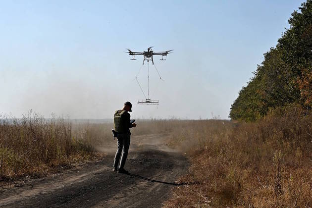 Nas buscas são usados drones com sensores capazes de achar as minas, que também estão escondidas nas áreas mais rasas do rio Dnipro. Isso porque os russos queriam impedir a chegada dos tanques ucranianos