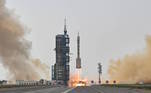 A China enviou nesta terça-feira (30) três astronautas da missão Shenzhou-16 à estação espacial Tiangong, incluindo o primeiro cientista civil como parte da equipe. A tripulação viaja a bordo de um foguete Longa Marcha 2F, que decolou da Estação de Lançamento de Satélites de Jiuquan, na região nordeste da China, às 9h31 (22h31 de Brasília, segunda-feira)