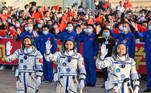 'O principal objetivo é fazer um primeiro pouso (com tripulação) na Lua até 2030 e concretizar uma exploração científica lunar, além de uma análise em termos de tecnologia', disse o porta-voz Lin Xiqiang. O módulo final da estação Tiangong (que significa 'Palácio Celestial') foi acoplado no ano passado à principal estrutura. A estação contém vários equipamentos científicos de vanguarda, incluindo 'o primeiro sistema de relógio espacial atômico frio', segundo a agência estatal de notícias Xinhua. Na foto, os tripulantes da nave espacial