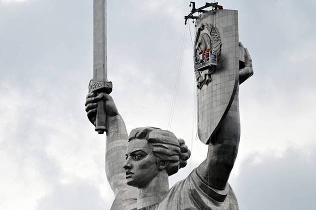 A altura do monumento é de 62 m, mas, com o pedestal, chega aos 102 m, o que o torna 9 m mais alto que a Estátua da Liberdade, nos Estados Unidos. Além disso, a Pátria Mãe é a estátua mais alta da Europa e o primeiro monumento do mundo feito de aço por soldagem contínua