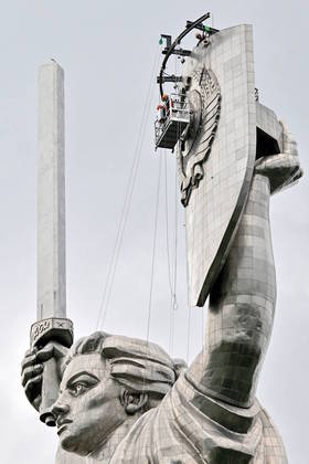 O primeiro projeto do monumento foi desenvolvido na década de 1970 pelo escultor Yevhen Vuchetych. Mas ele não conseguiu solidificar o plano e, após sua morte, a Pátria Mãe recebeu uma nova vida do arquiteto ucraniano Vasyl Borodai. Ele redesenhou completamente o layout original e deu a aparência que estamos acostumados a ver hoje