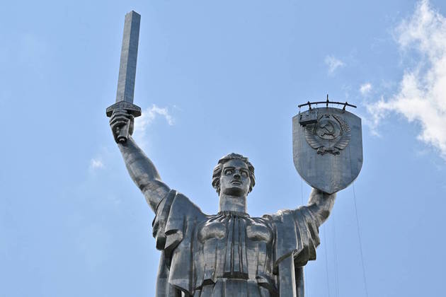 O brasão do escudo foi feito de aço produzido por uma empresa local, com sede em Zaporizhzhia. Foi essa empresa que fez o material para todo o monumento, em 1981. As obras de instalação devem ser concluídas até 24 de agosto, Dia da Independência da Ucrânia