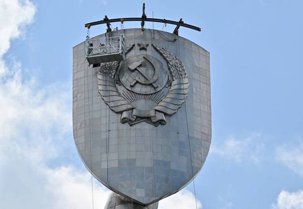 Uma equipe de operários da Ucrânia iniciou, neste domingo (30), a remoção de um brasão da antiga União Soviética — um símbolo do comunismo — do escudo da Pátria Mãe, um monumento histórico de 102 m de altura localizado em Kiev, a capital do país