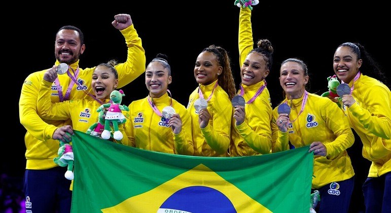 Rebeca Andrade e Simone Biles dançam juntas na festa do Mundial de