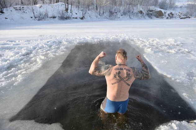 Esse sujeito resolveu recortar um pedaço de gelo de um lago congelado para mergulhar em Novosibirsk, cidade da região da Sibéria, na Rússia