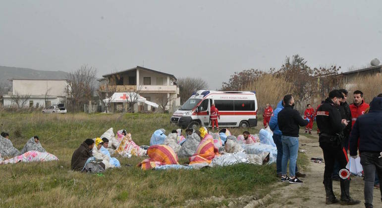 It&aacute;lia confirma ao menos 43 mortes ap&oacute;s barco com refugiados afundar -  Not&iacute;cias - R7 Internacional