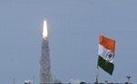 A missão Chandrayaan-2, anterior à lançada hoje e que partiu em 2020, conseguiu entrar na órbita lunar, mas o veículo para pouso e o robô se acidentaram e ficaram destruídos no momento do toque com a superfície lunar. O local do acidente é próximo de onde a Chandrayan-3 vai tentar pousarAté hoje, apenas outras três agências espaciais conseguiram tocar a superfície da Lua: as de EUA, China e da antiga União Soviética. Porém, nenhuma delas chegou ao polo sul, onde a Índia pretende chegar com a missão lançada hoje