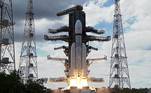 A Índia lançou, nesta sexta-feira (14), um foguete não tripulado com a intenção de entrar em um seleto grupo de países que já conseguiu, por meio das agências espaciais, pousar na Lua. A Isro (Organização de Pesquisa Espacial da Índia, na sigla em inglês) iniciou a missão que carrega a nave espacial Chandrayaan-3 do Centro Espacial Satish Dhawan, localizado em Sriharikota, uma ilha no sudeste do estado de Andhra Pradesh